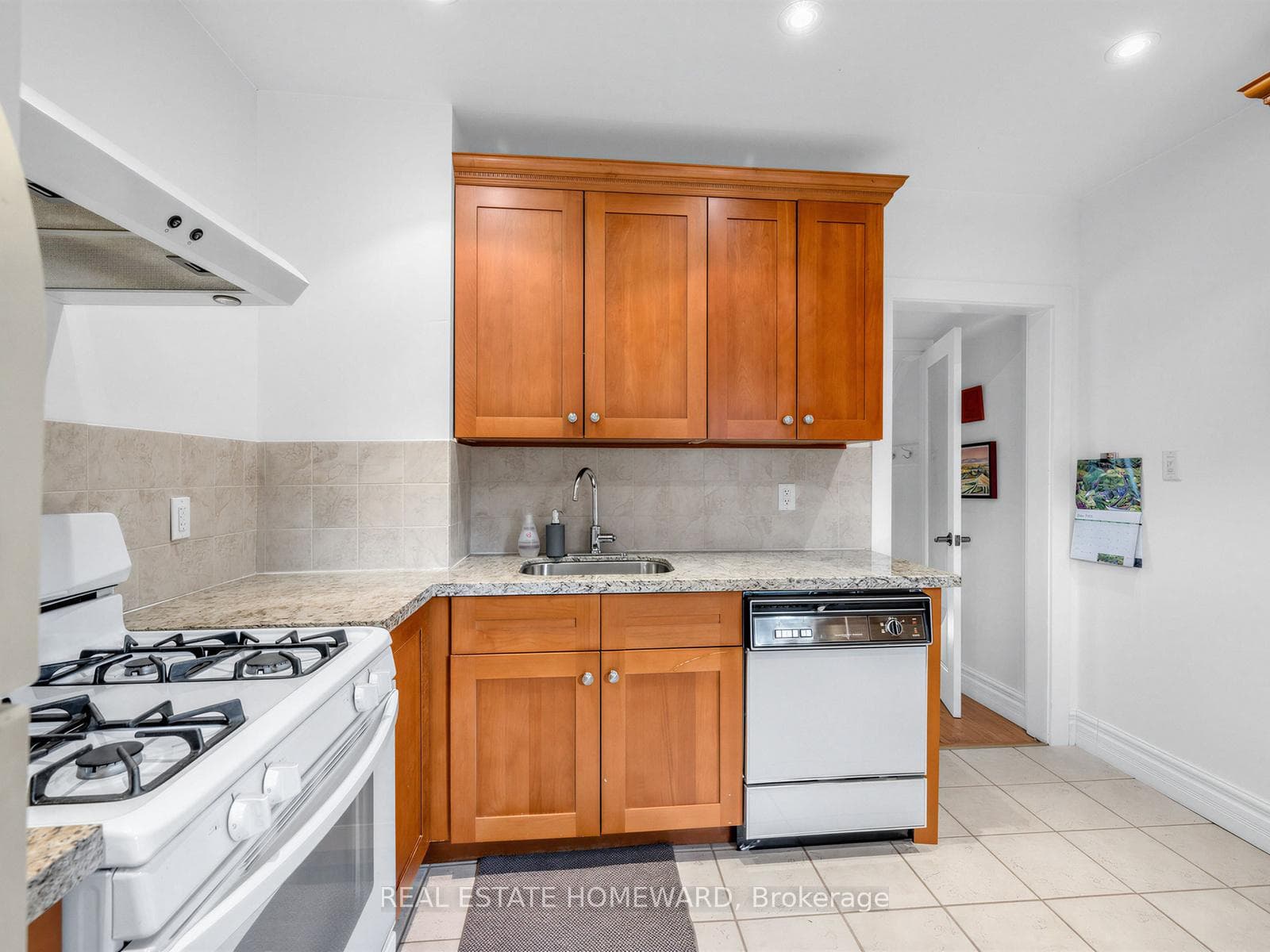 132 Woodmount Avenue photo 16
