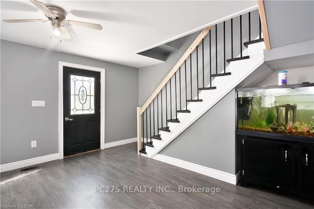 471 SIMCOE Street photo 4