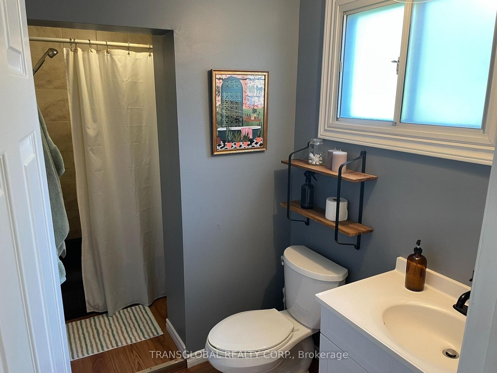 Bathroom. Tub and shower