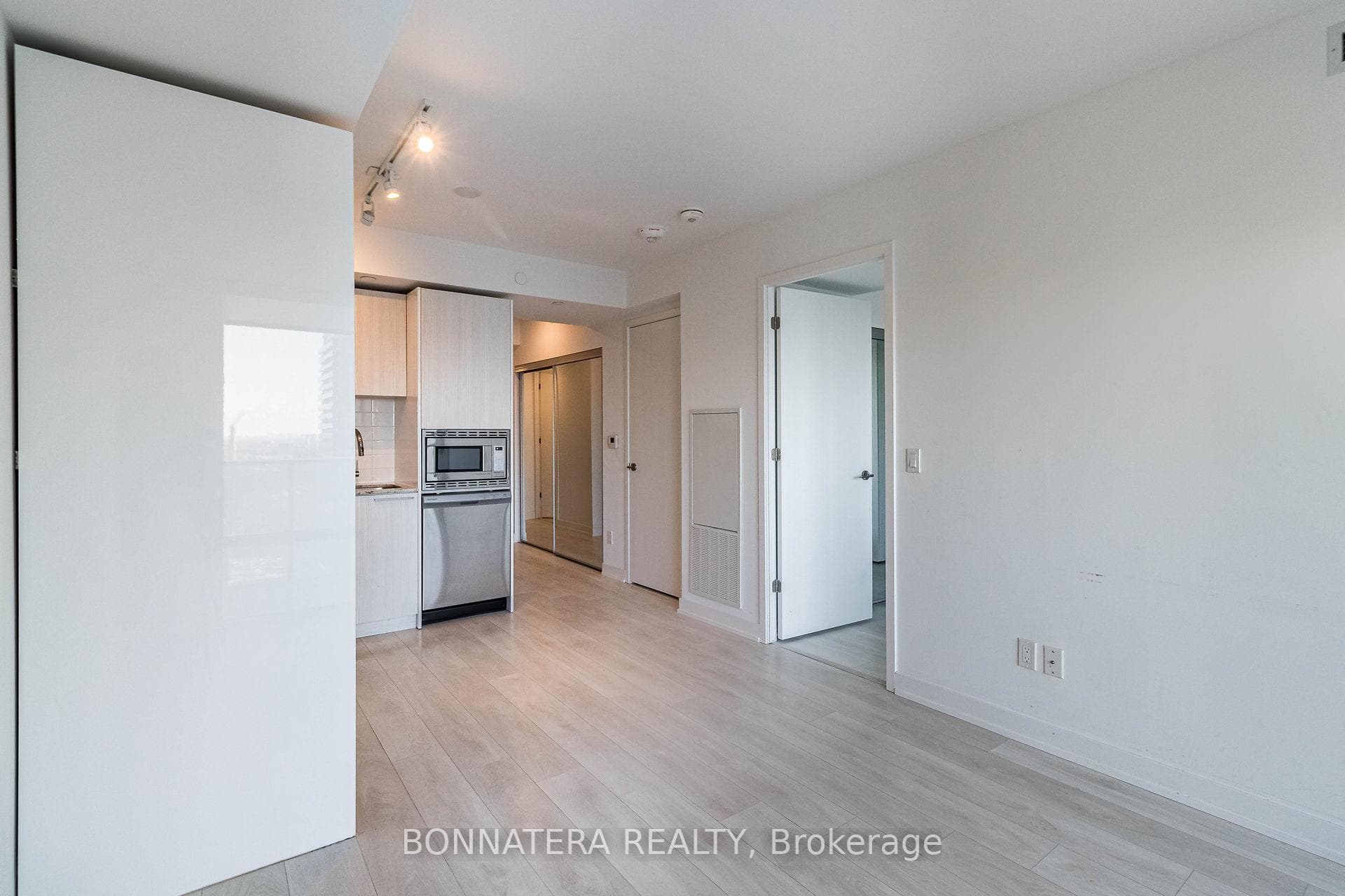501 Yonge Street Unit 2113 photo 12