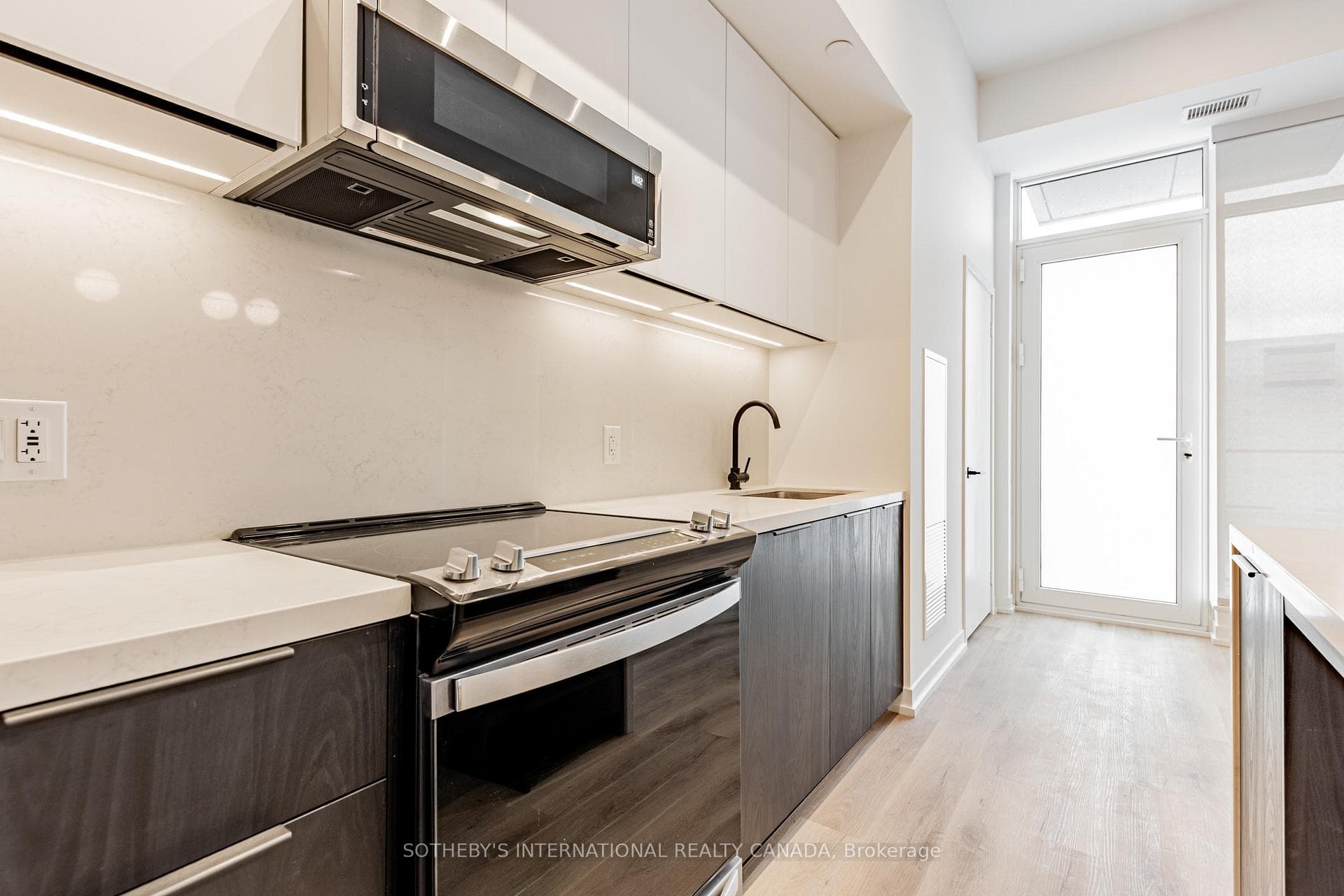 31 York Garden Way Unit 104 photo 4