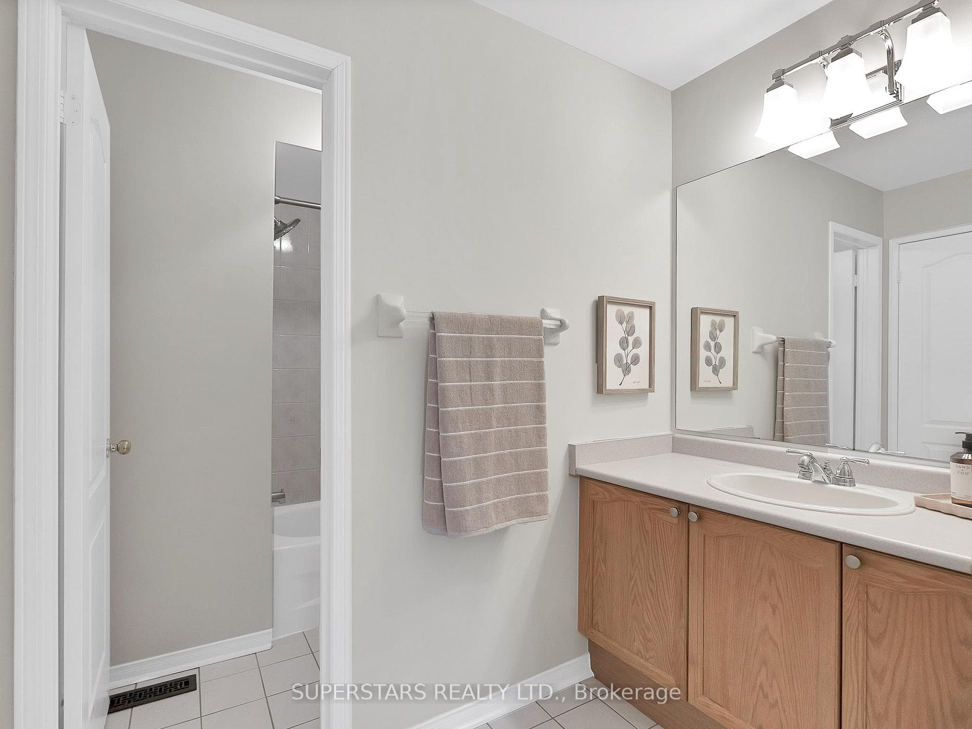 FUNCTIONAL BATHROOM DESIGN W/SEPARATE WATER CLOSET