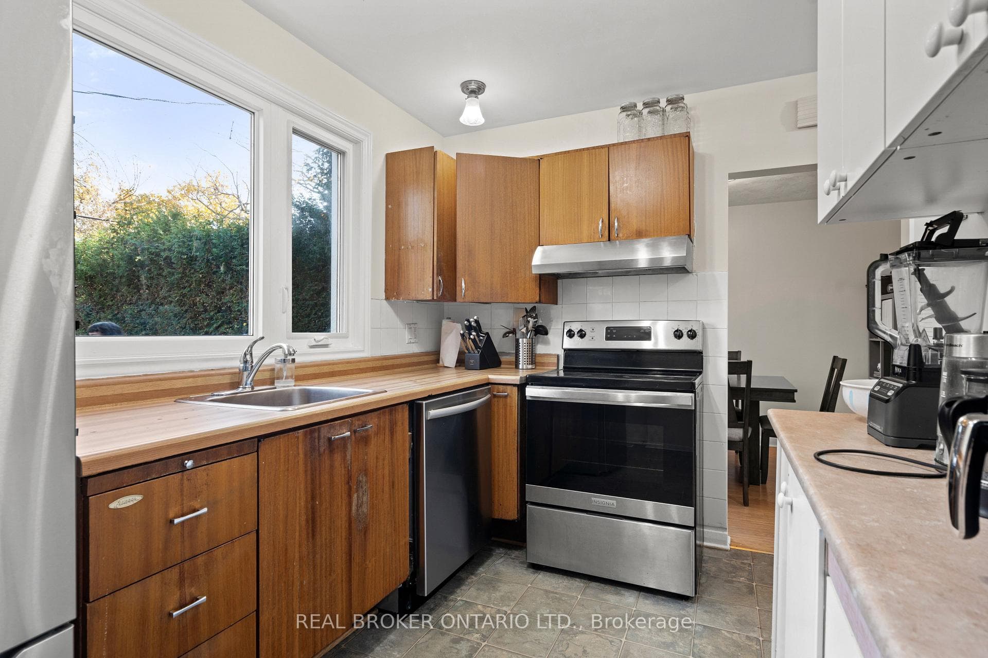 1229 Cobden Road photo 8