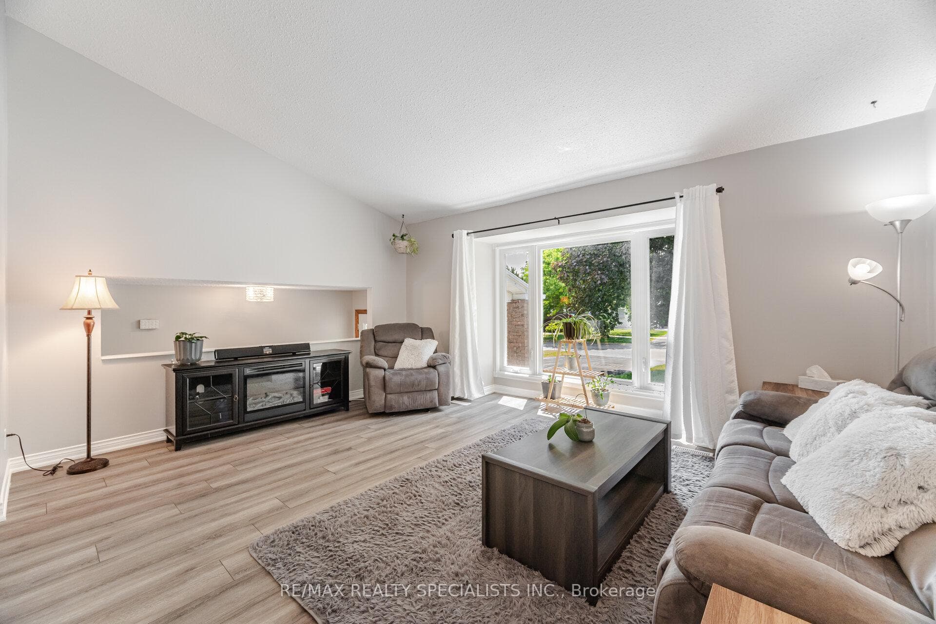 325 Kingsview Drive photo 16