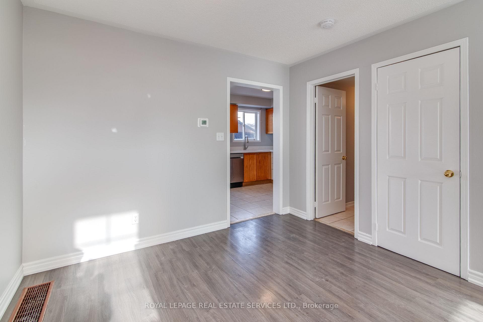 2162 St Clair Avenue photo 9