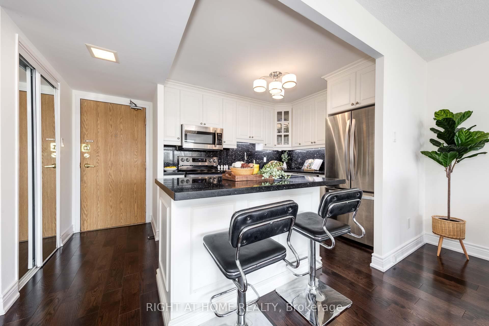 20 Fashion Roseway N/A Unit 508 photo 2