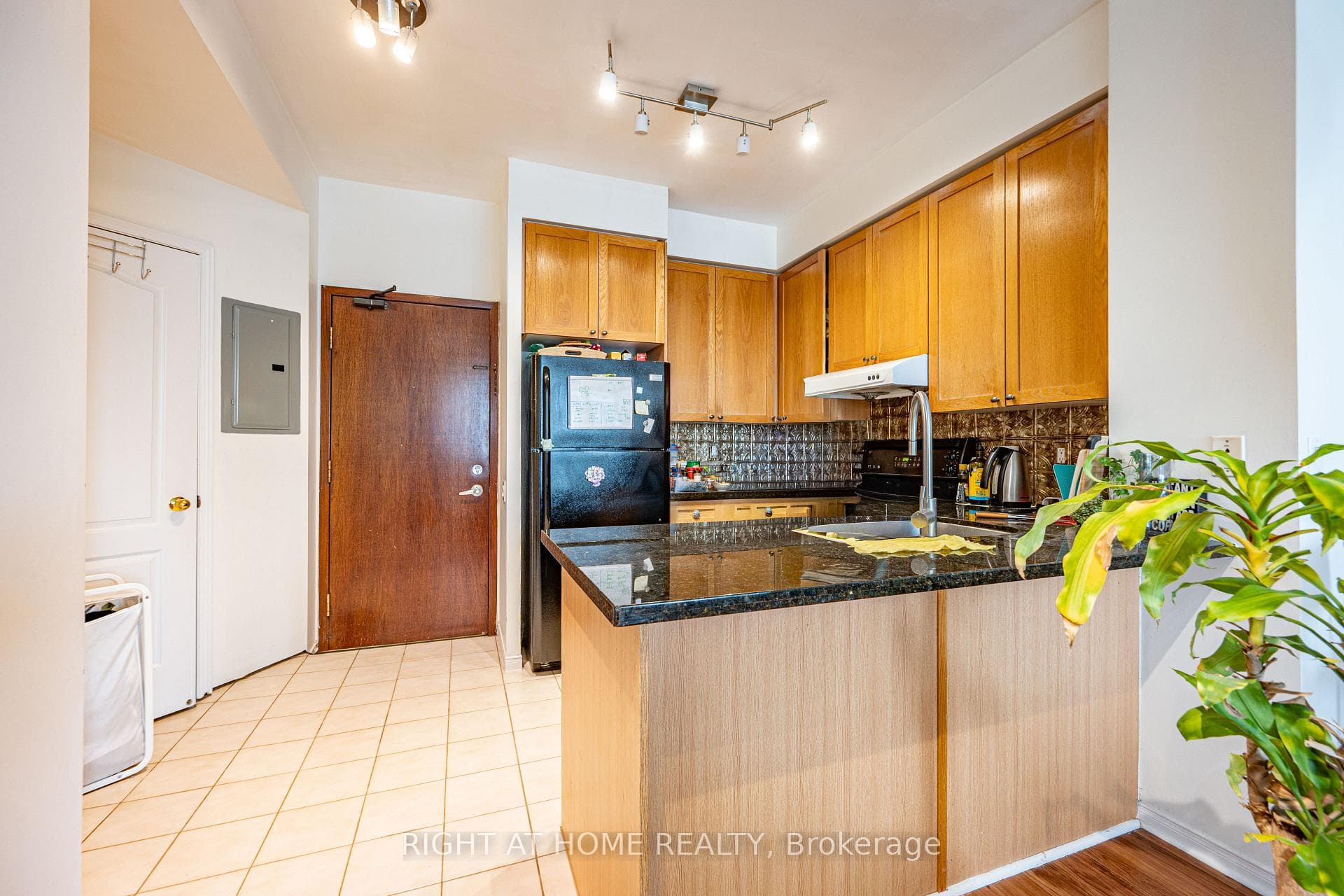 555 Yonge Street Unit 802 photo 5