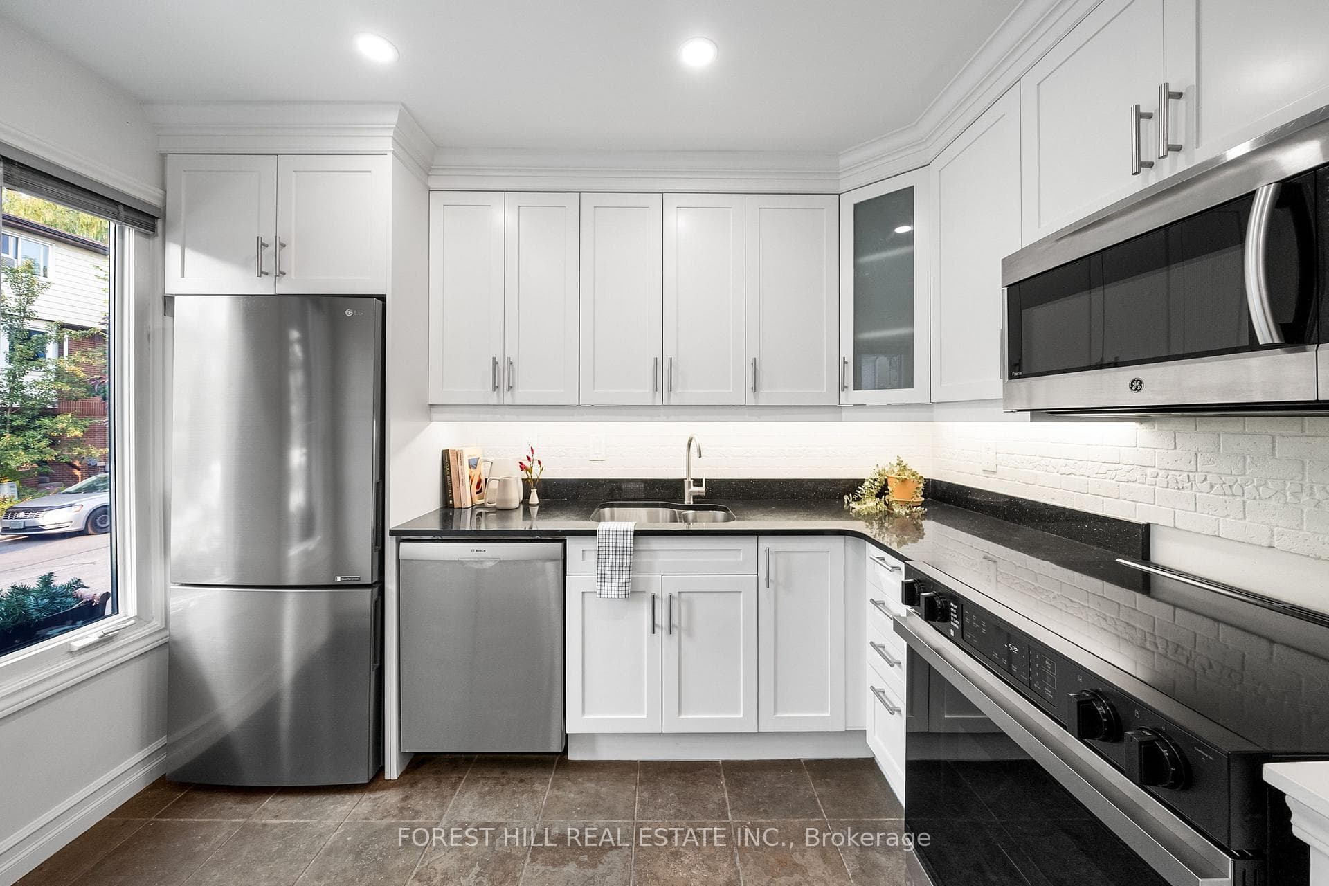 113 Lambertlodge Avenue photo 3