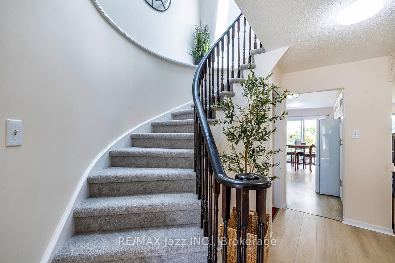 759 Cobblers Court photo 4