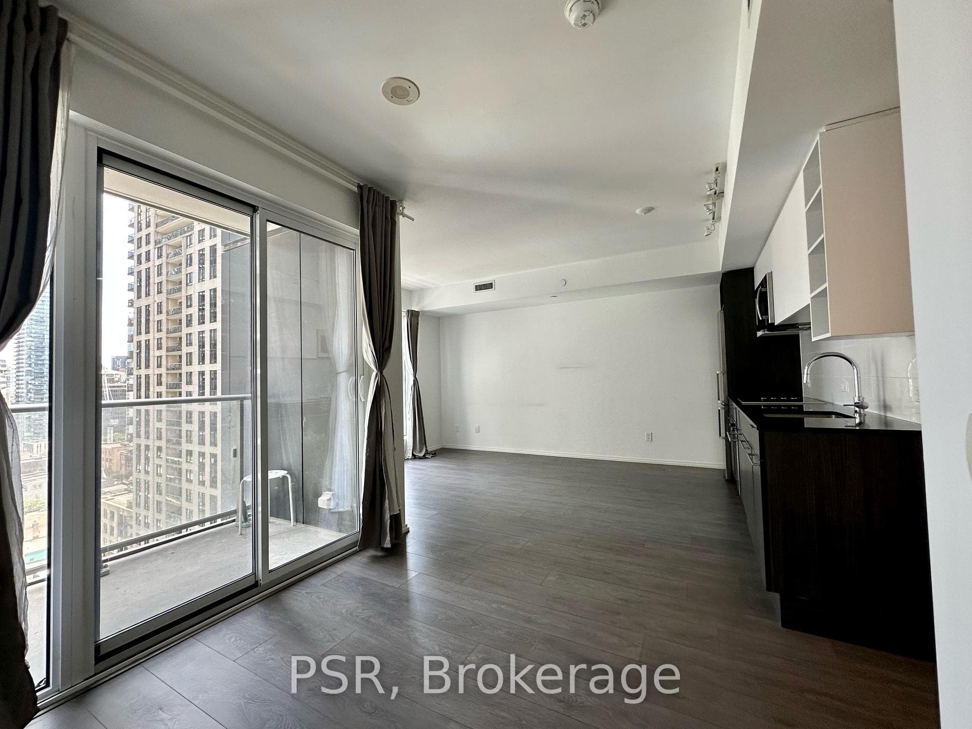 68 Shuter Street Unit 1603 photo 2