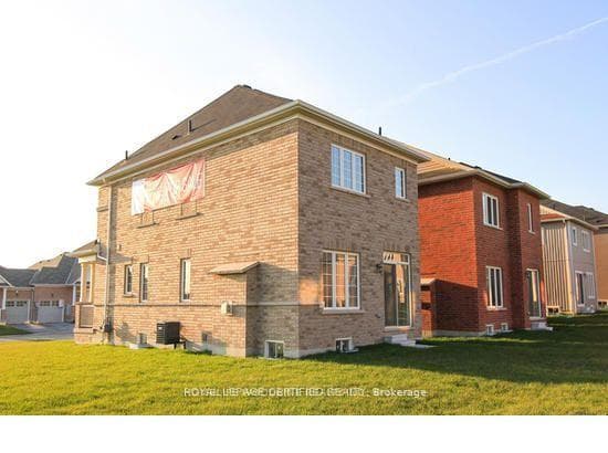683 Baldwin Crescent photo 12