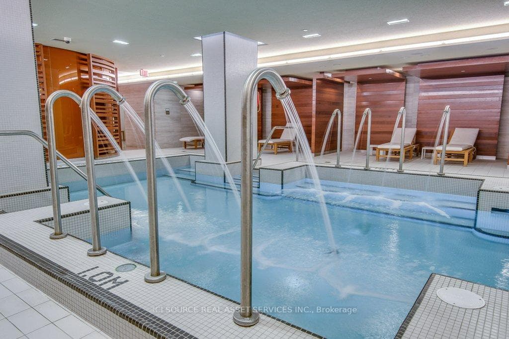39 Queens Quay Unit 523 photo 8