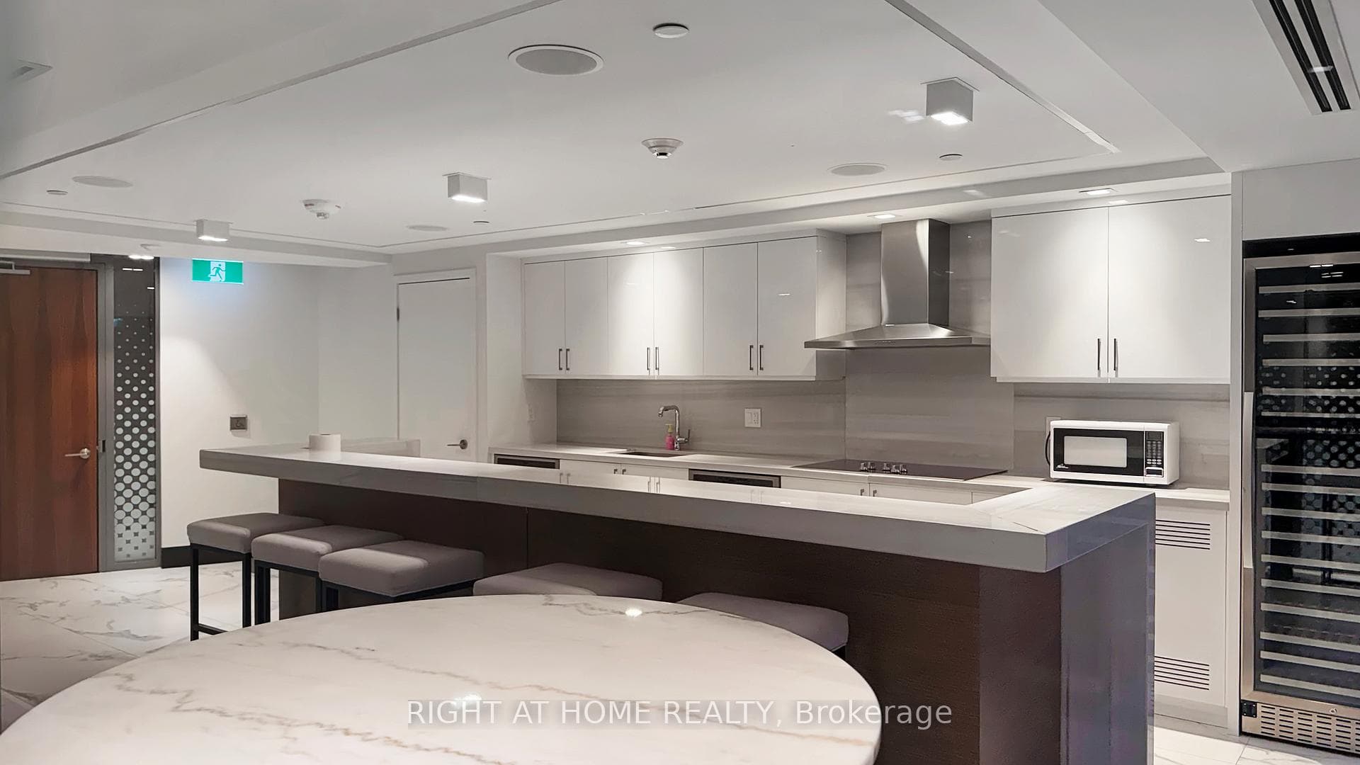 15 Queens Quay Unit 403 photo 31