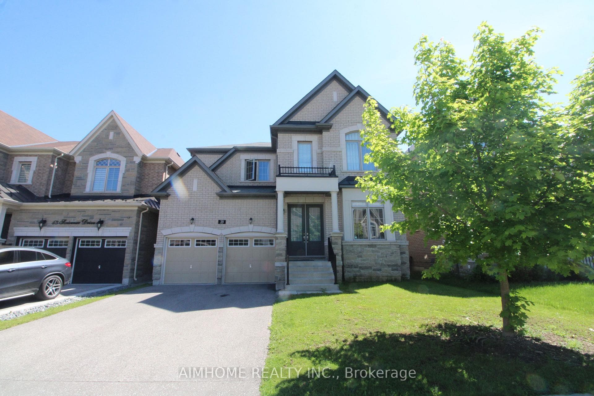 39 Scrivener Drive photo 2