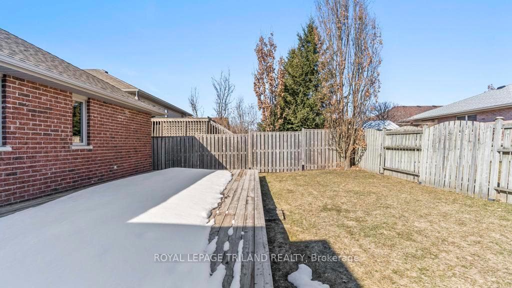 98 HAGERMAN Crescent photo 26