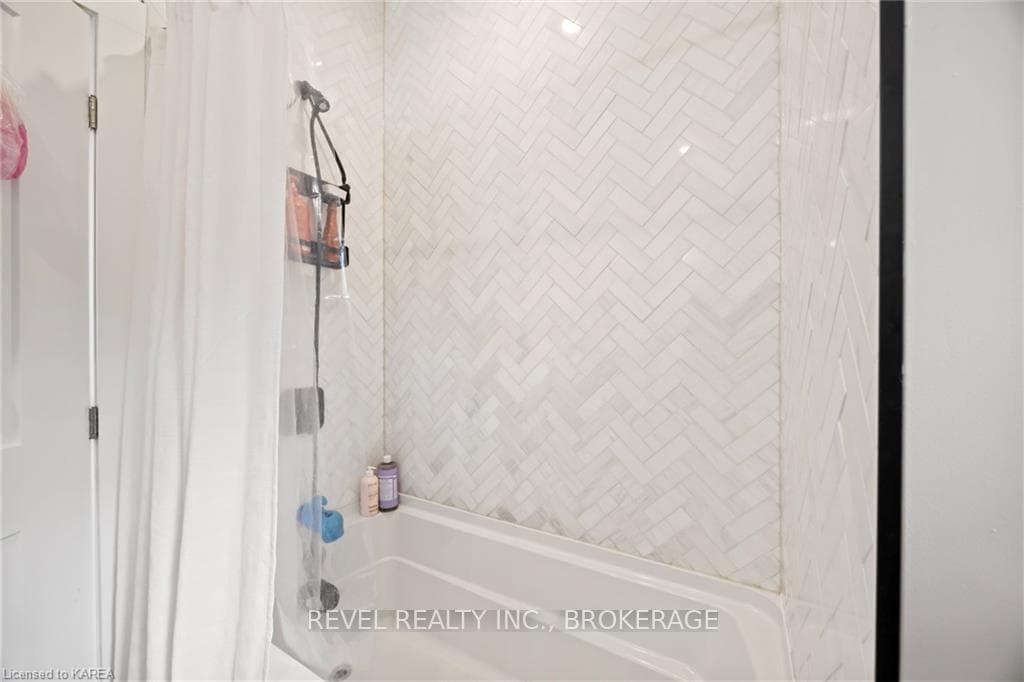 5743 HINCHINBROOKE Road photo 23