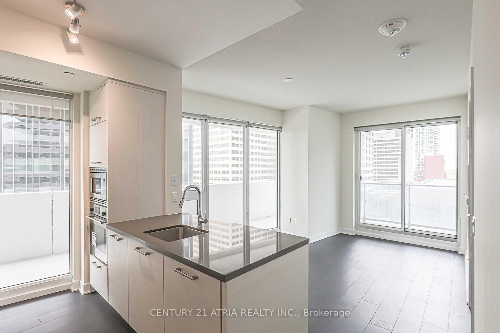 2221 Yonge Street Unit 909 photo 6