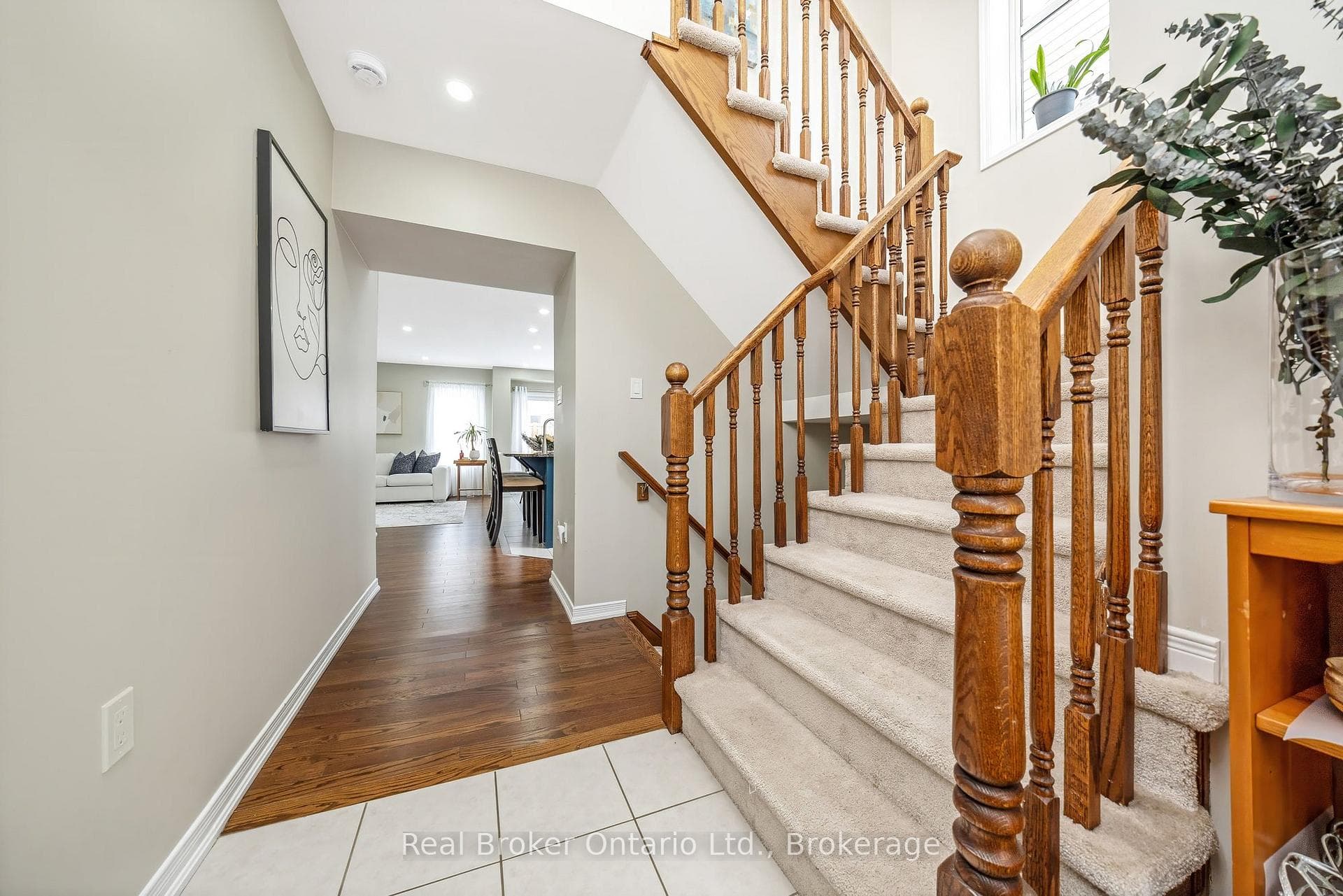 241 Pineglen Crescent photo 6