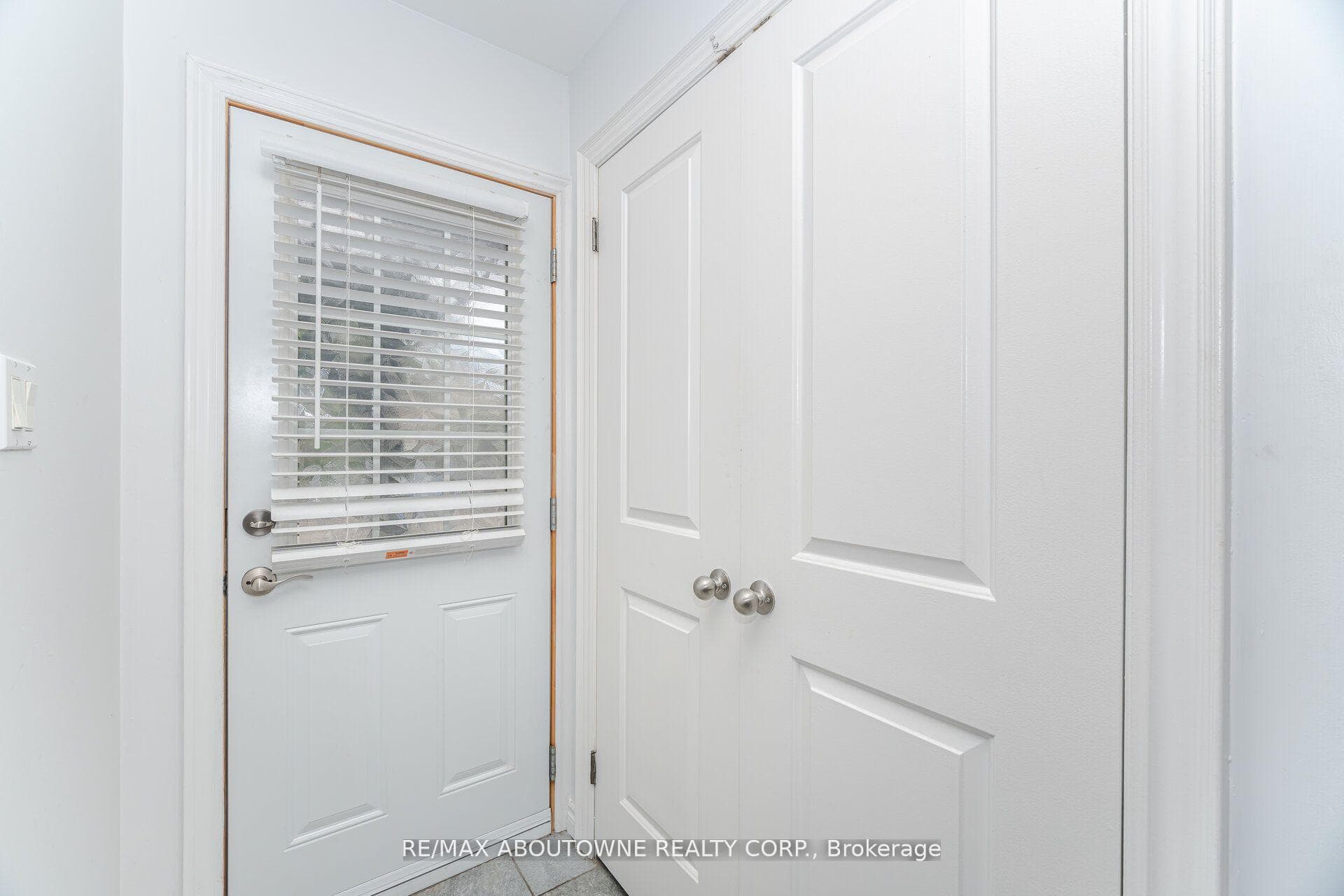 2779 Gananoque Drive Unit 27 photo 3