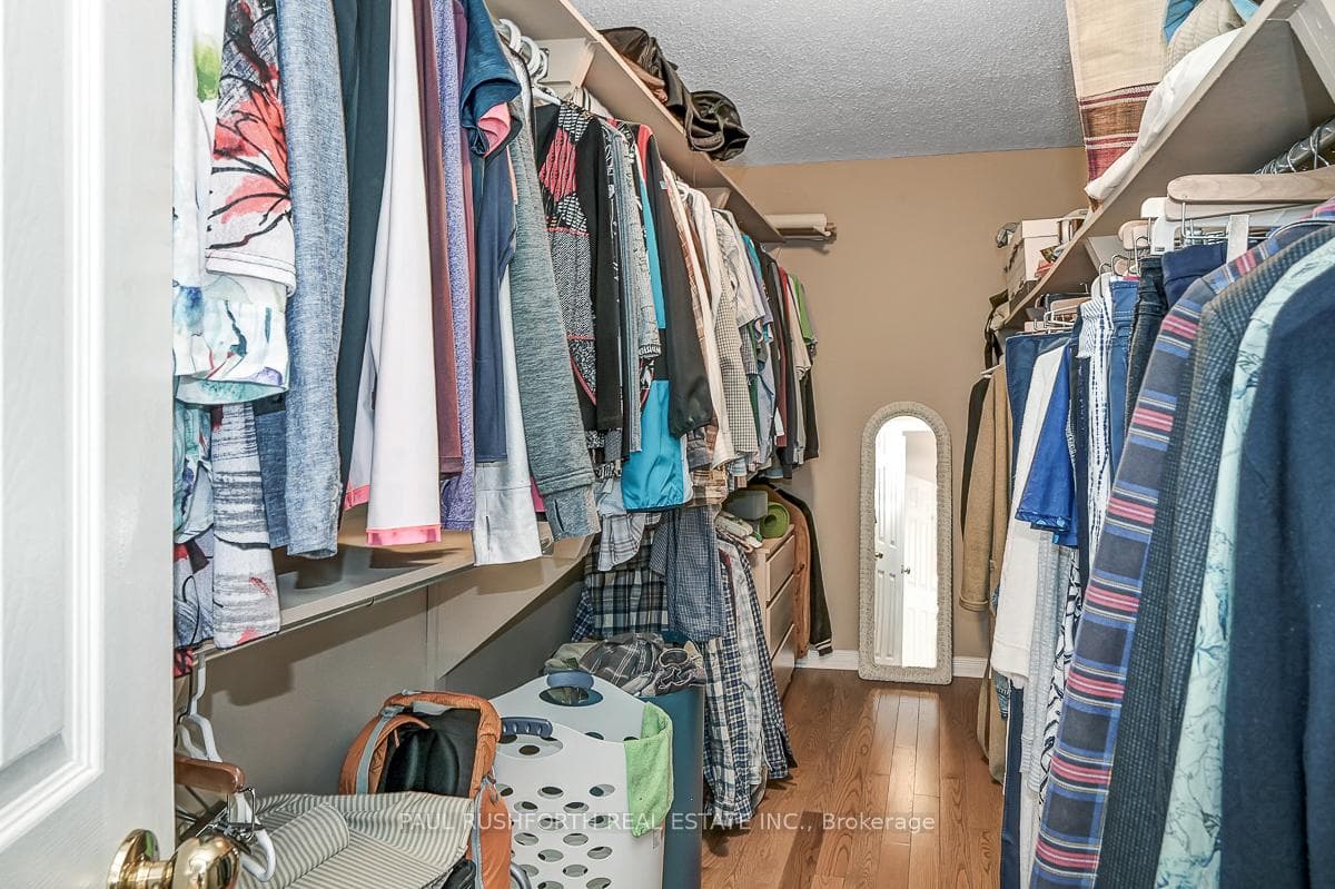 Walk-In-Closet