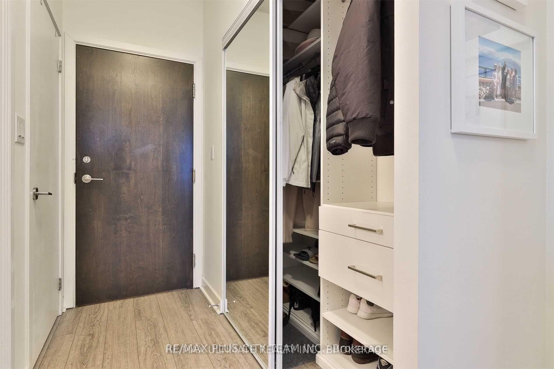 18 Harbour Street Unit 2102 photo 2