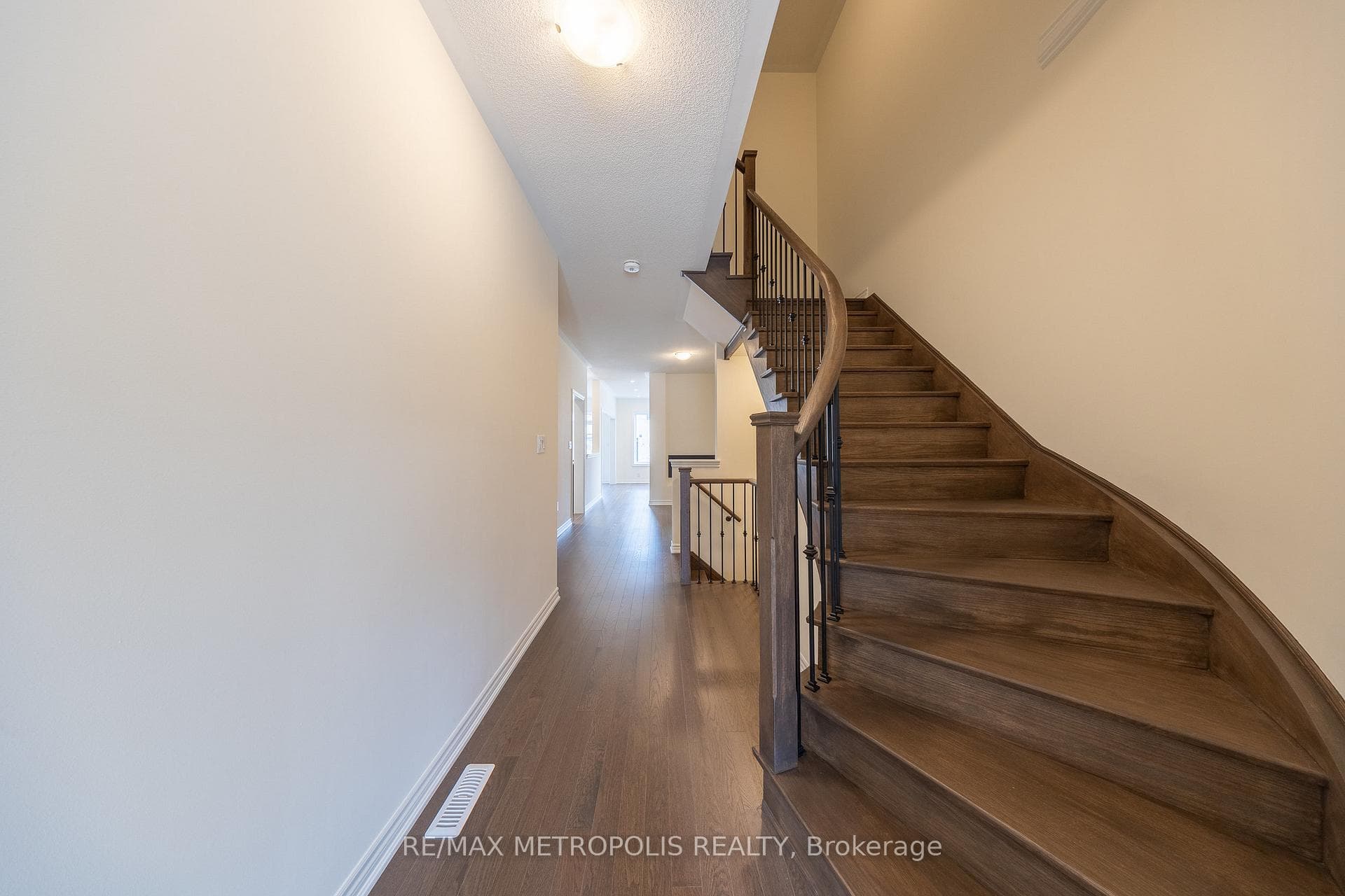 60 Mountainside Crescent photo 4