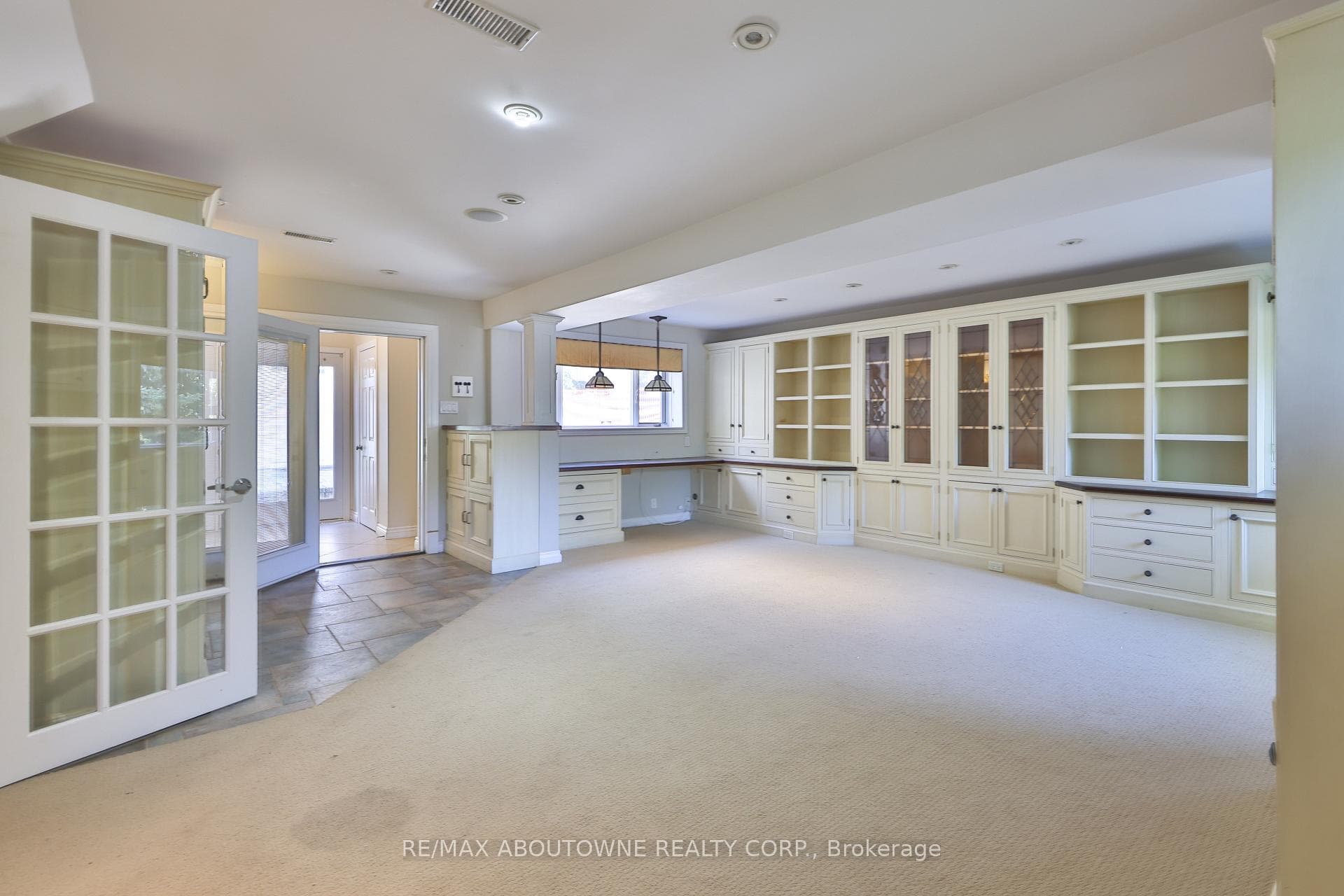 240 Tweedsdale Crescent photo 16