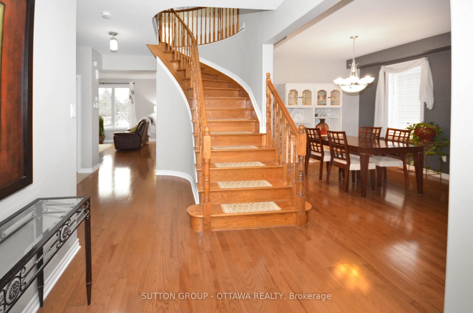 1812 Heatherstone Crescent photo 3