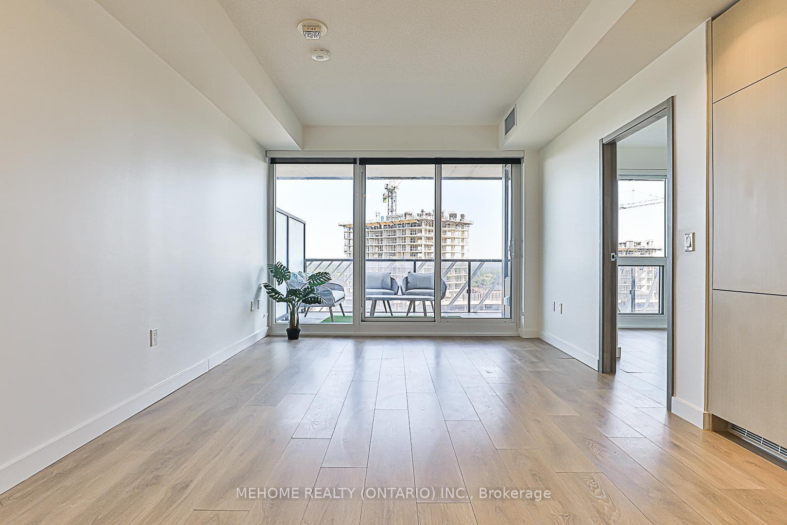 85 Mcmahon Drive Unit 1611 photo 8