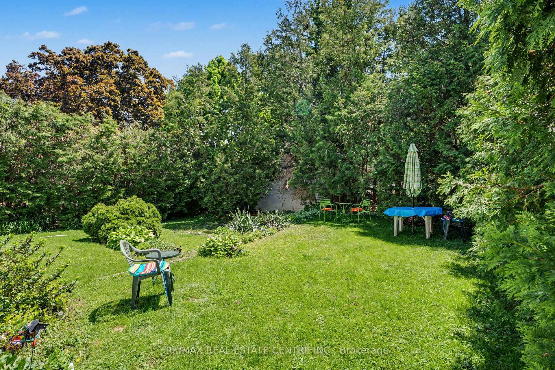 2068 Wellington Avenue photo 37