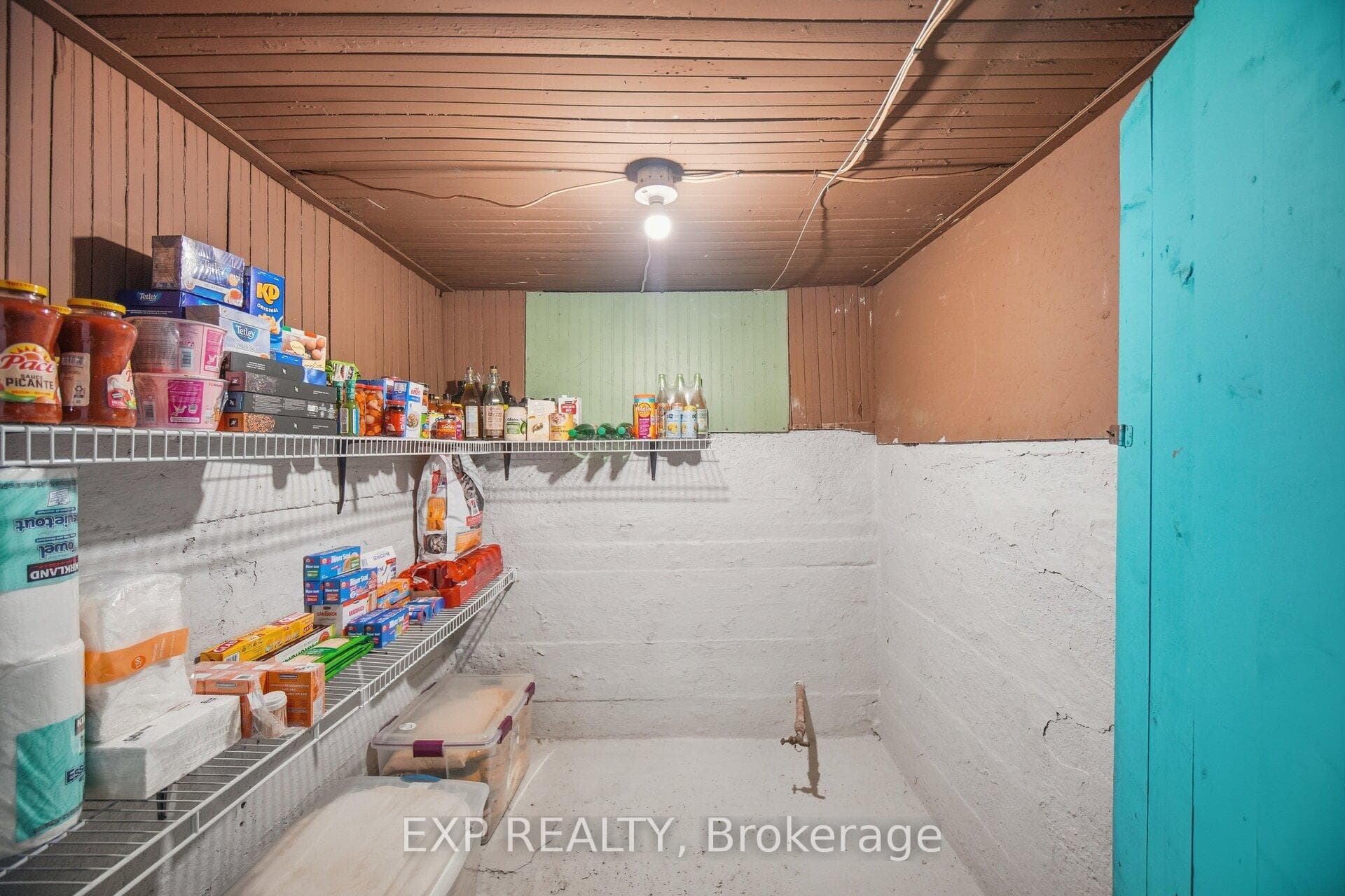 Cantina/Cold room with built-in shelves