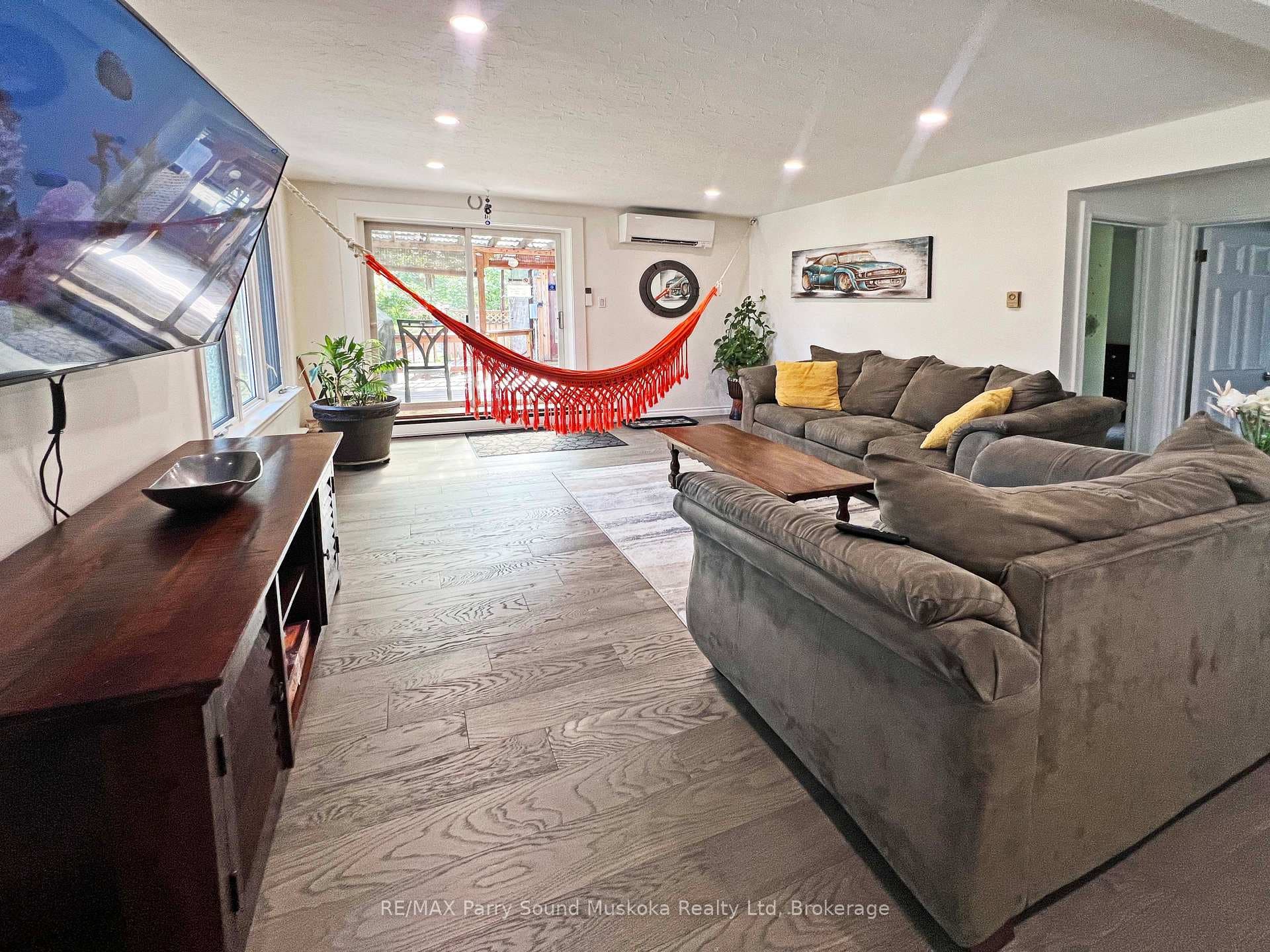 Large living room, Updated laminate flooring