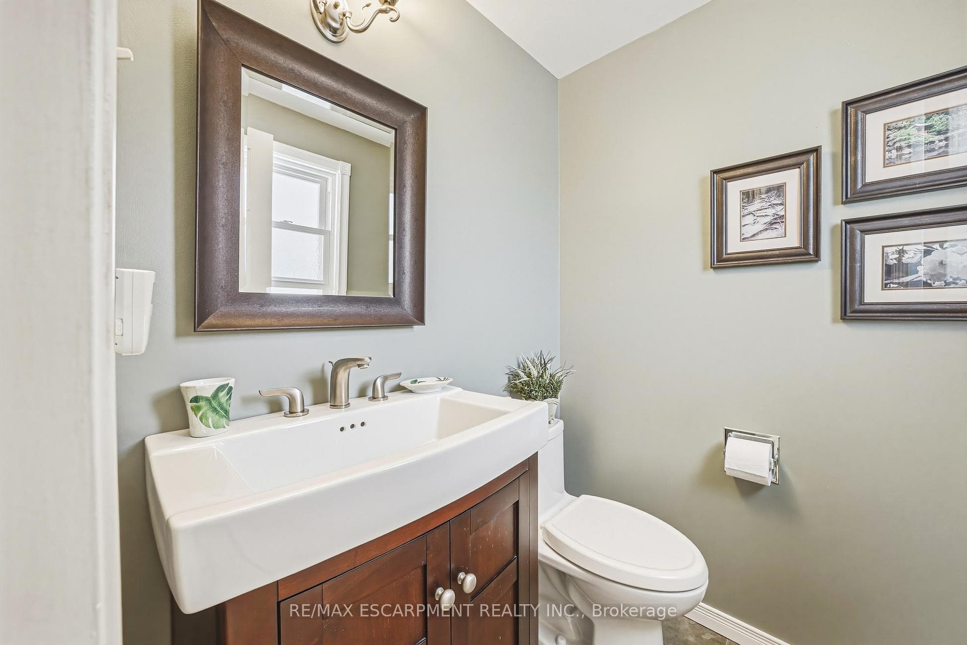 577 Tomahawk Crescent photo 25