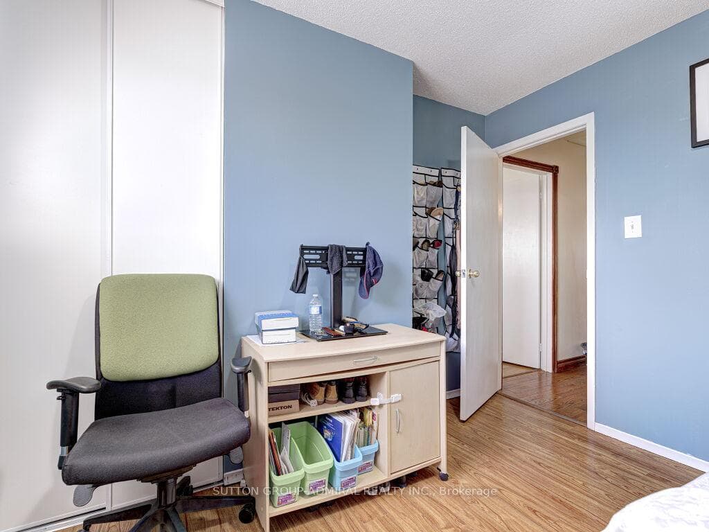 92 Simmons Boulevard photo 34
