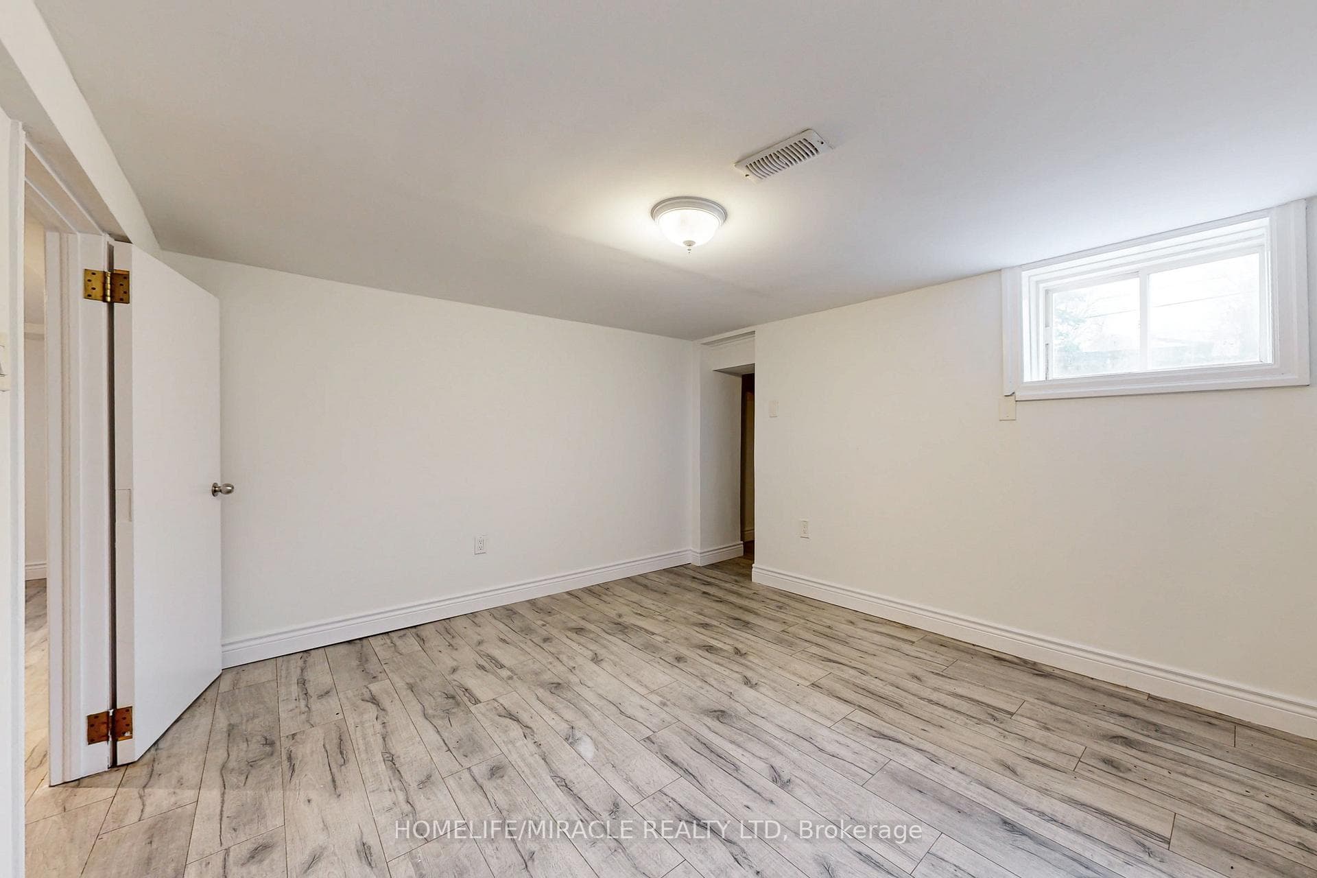 91 Wellington Street photo 38