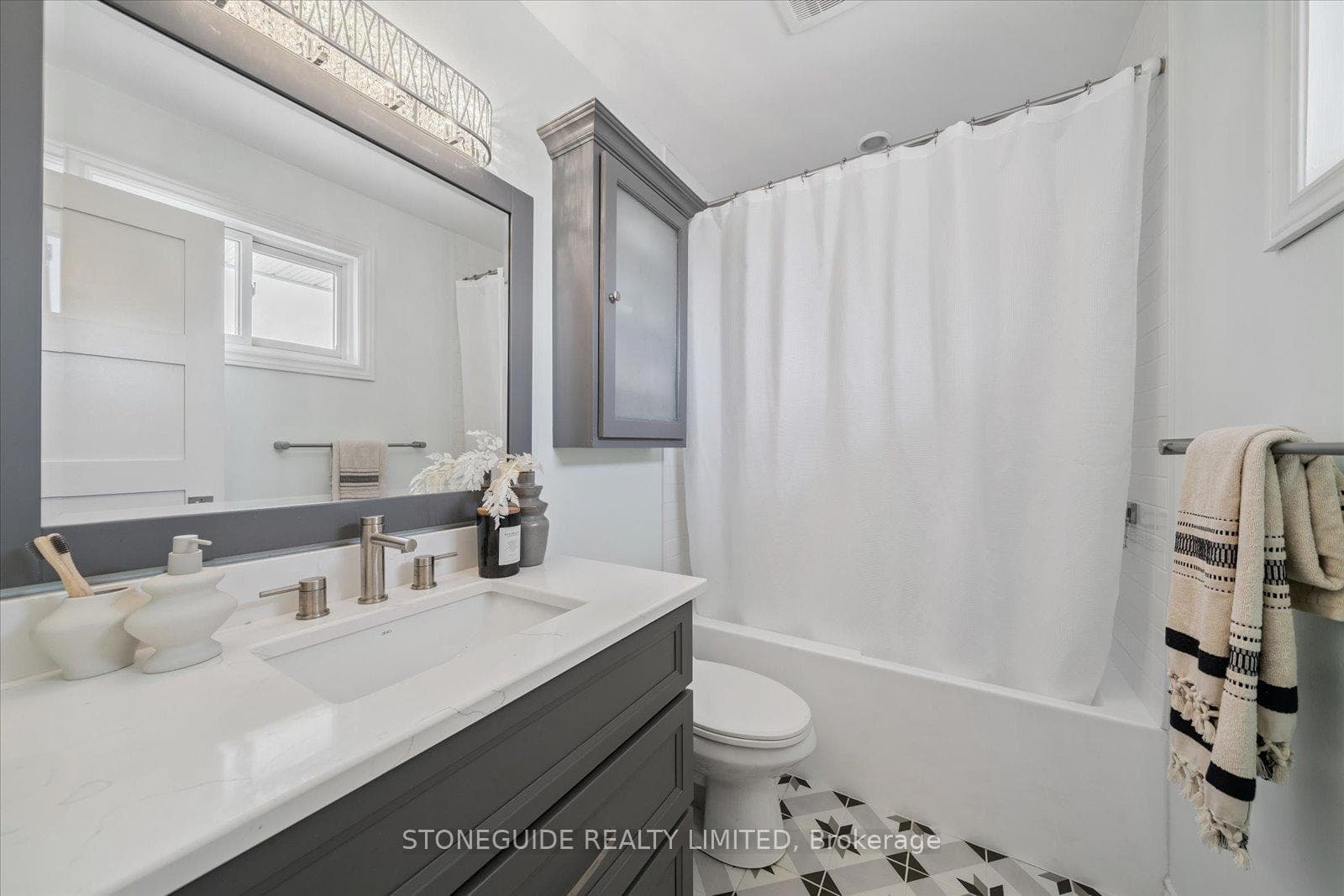 Upstairs Main Bathroom