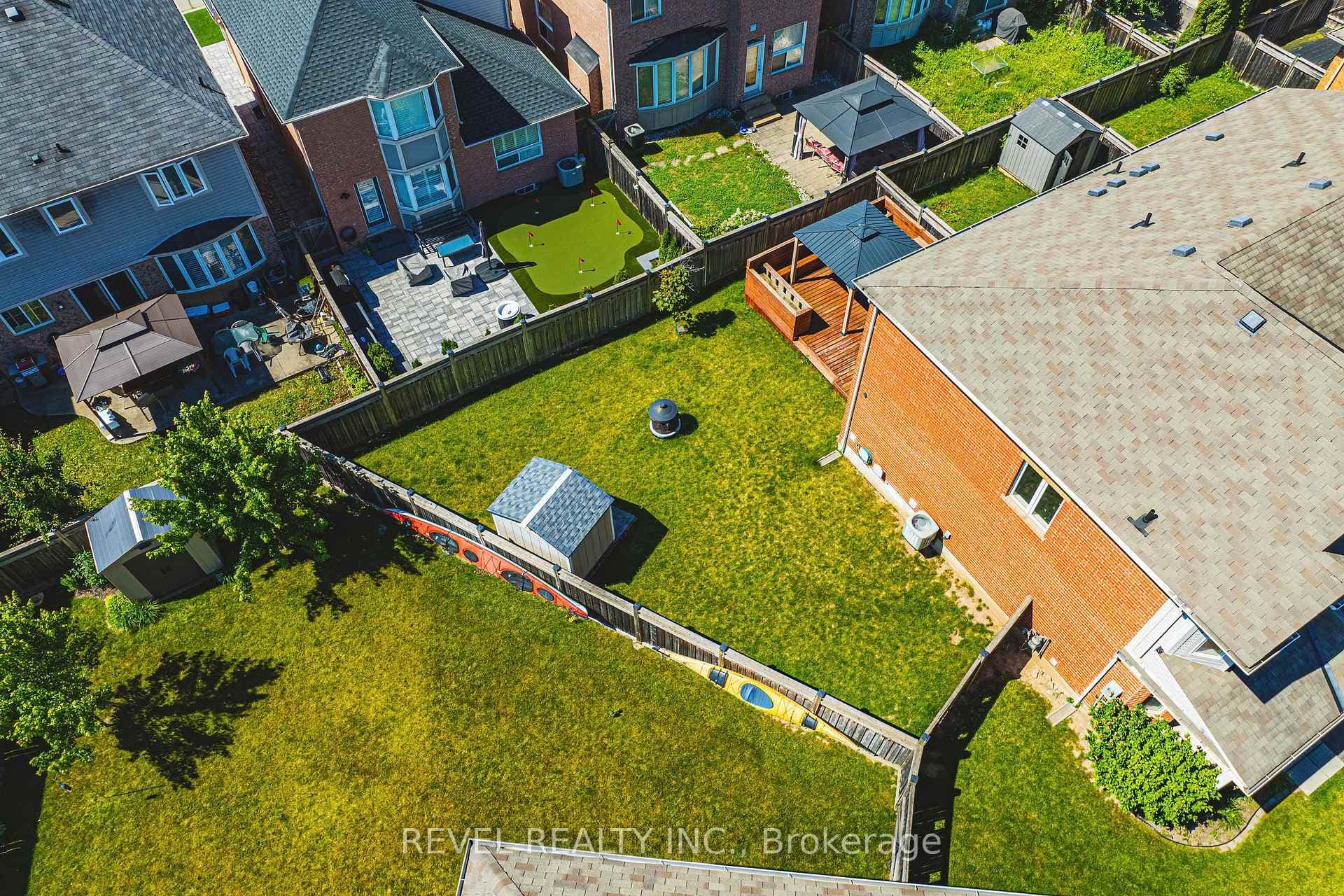 916 Raftis Crescent photo 38