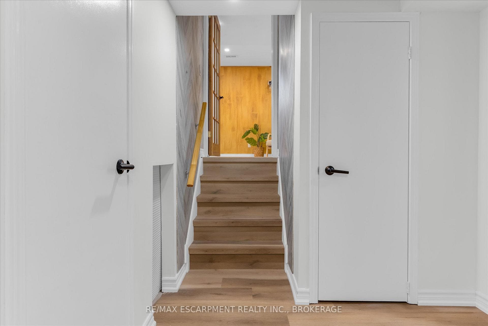 49 Grove Avenue photo 28