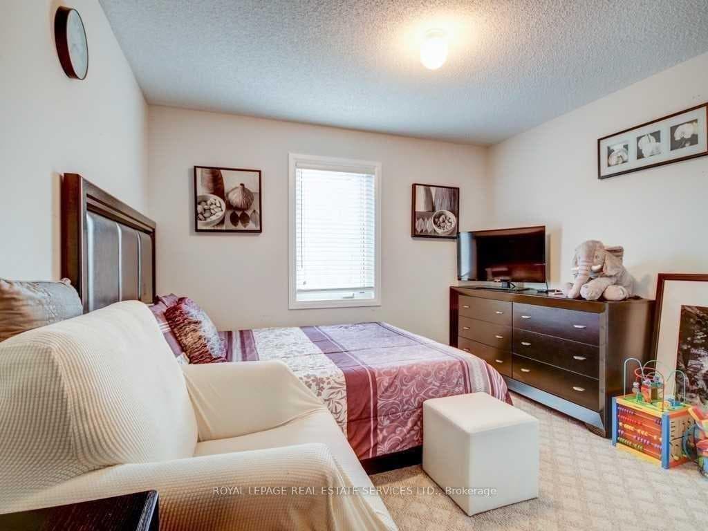 786 Banks Crescent photo 15
