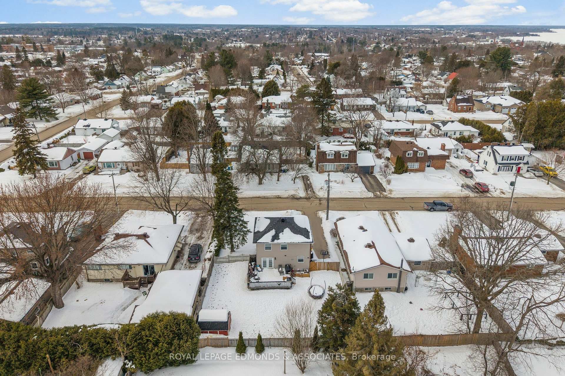 565 Elizabeth Street photo 47