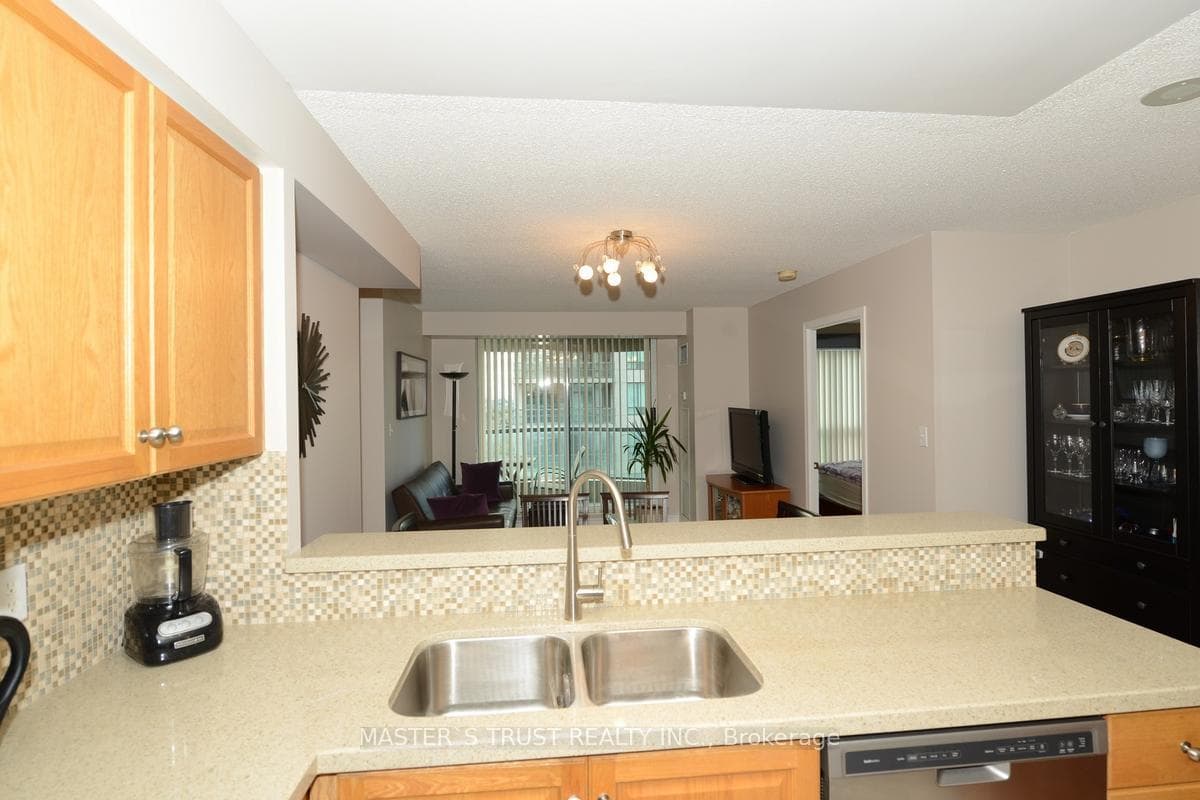 2206-7 Lorraine Drive photo 9