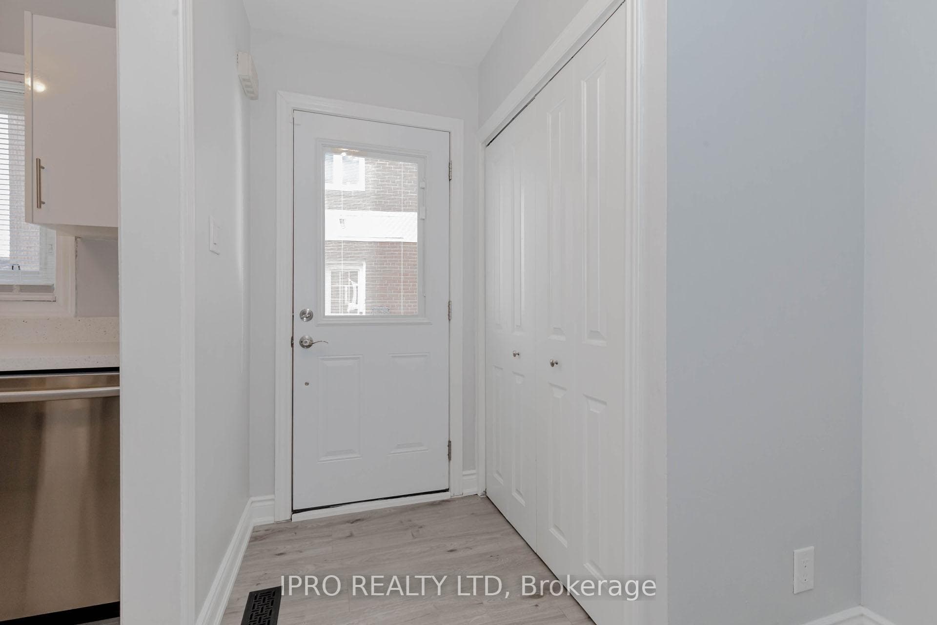 17 Town House Crescent photo 2