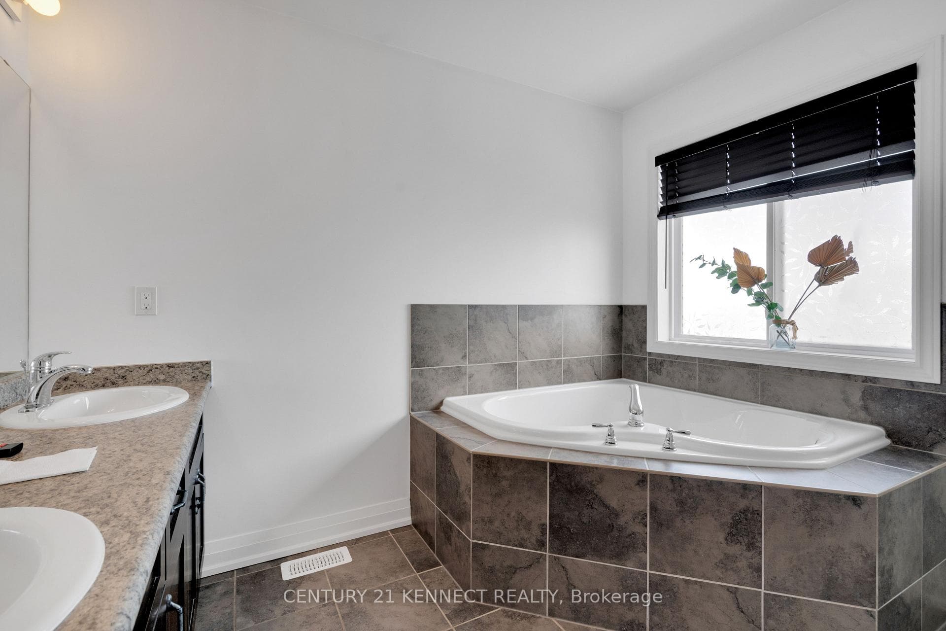 200 Courtney Crescent photo 18