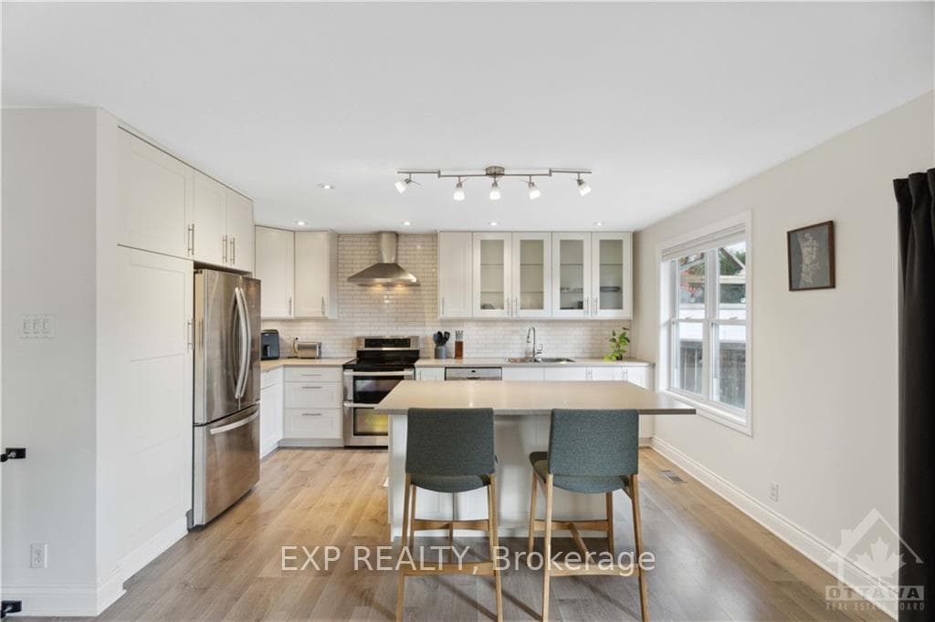 1377 LEIGH Crescent photo 5