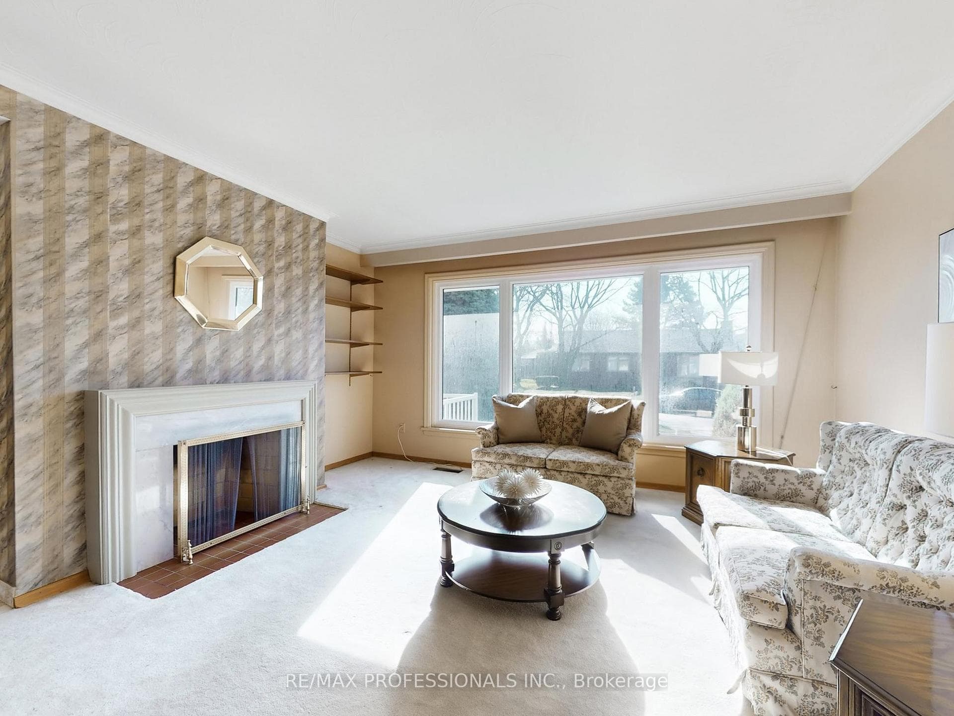 1579 Liveoak Drive photo 3