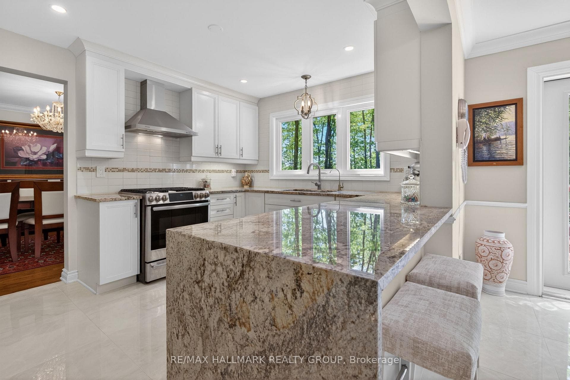 Kitchen - gas stove & granite counters