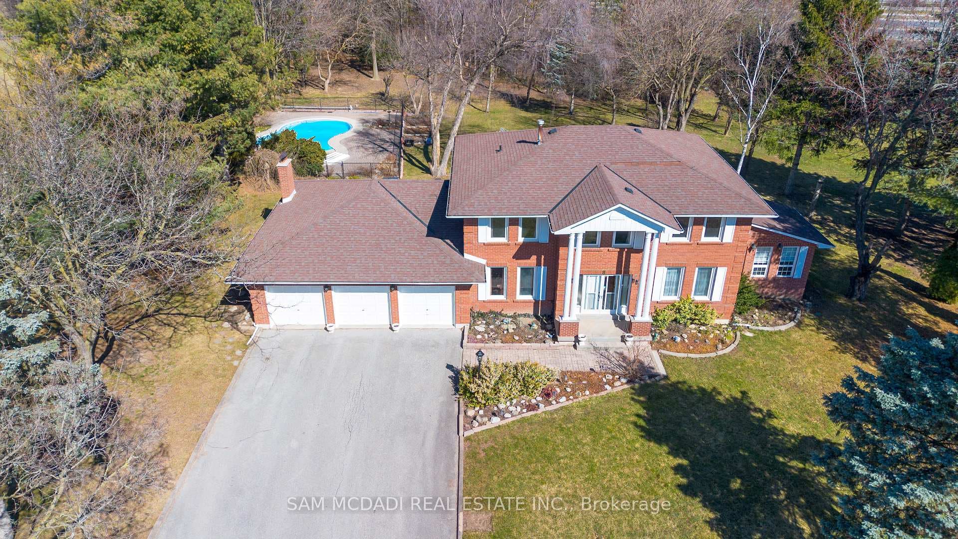 8 Huttonville Drive photo 4