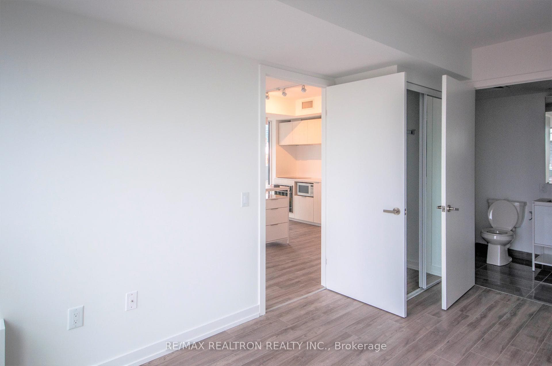 77 Shuter Street Unit 1602 photo 10