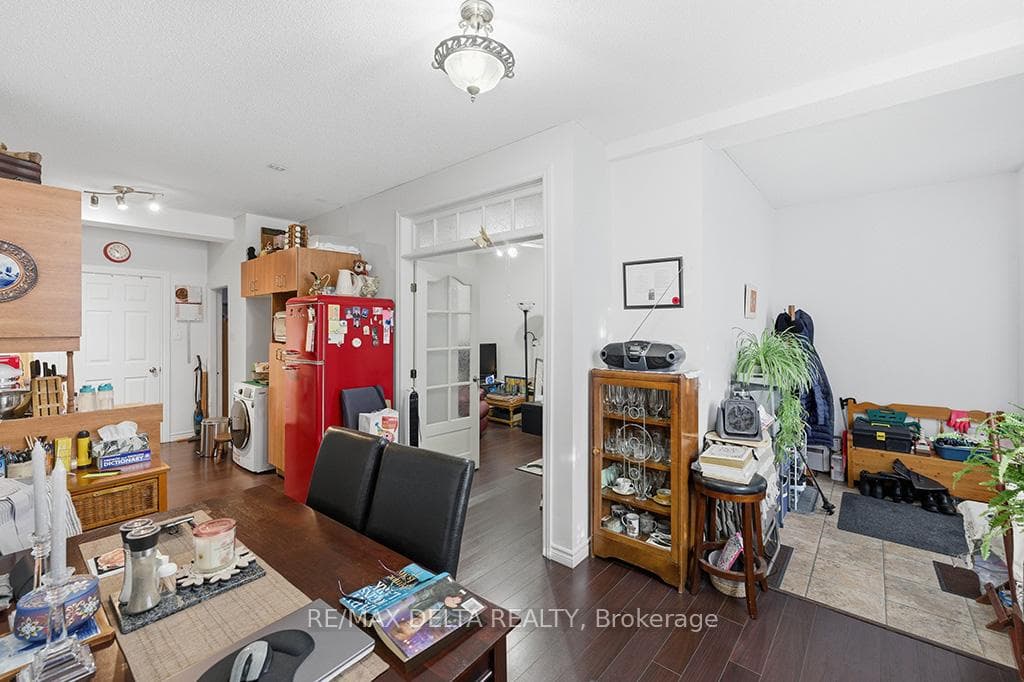1-bed apt: Kitchen to the left.