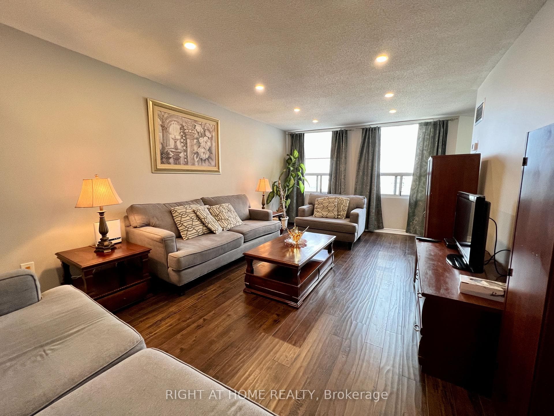 3650 Kaneff Crescent Unit PH6 photo 5